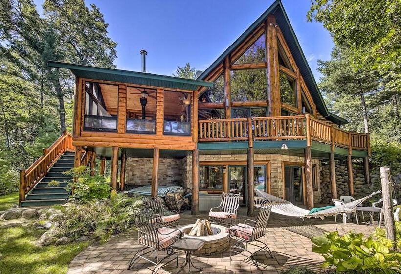 Serene Lakefront Lodge W/ Docks On 8 Acres!