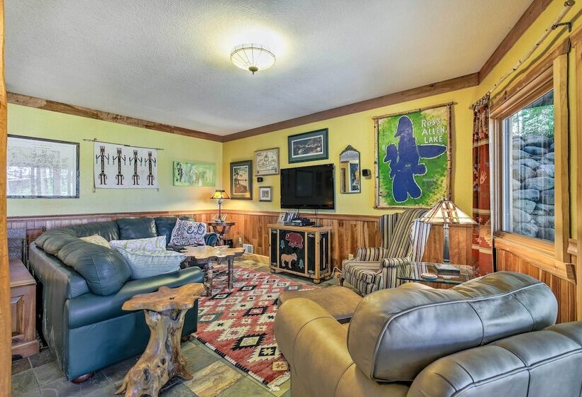 Serene Lakefront Lodge W/ Docks On 8 Acres!