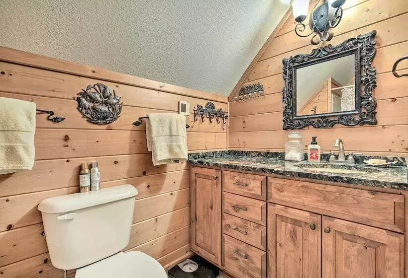 Serene Lakefront Lodge W/ Docks On 8 Acres!