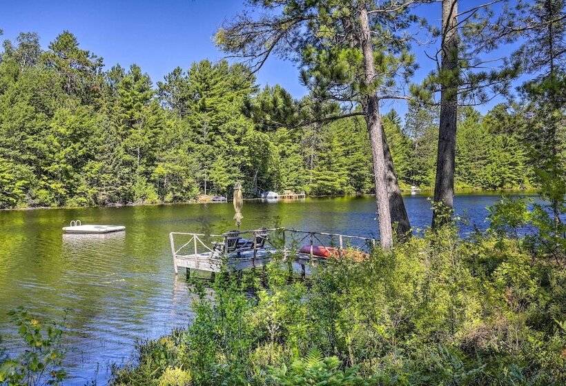 Serene Lakefront Lodge W/ Docks On 8 Acres!