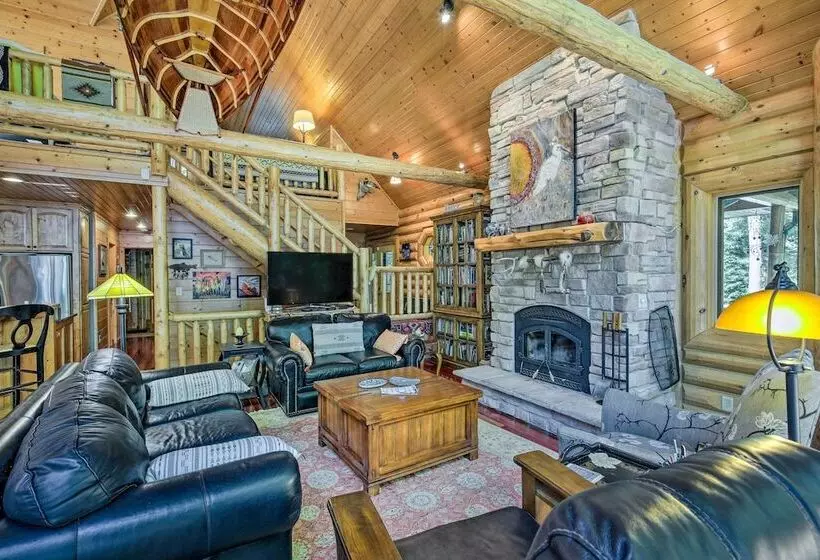 Serene Lakefront Lodge W/ Docks On 8 Acres!