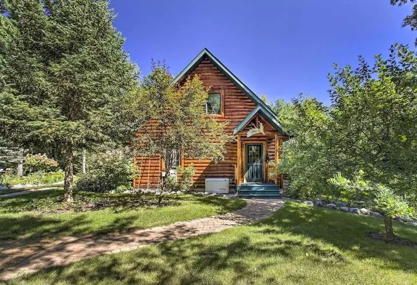 Serene Lakefront Lodge W/ Docks On 8 Acres!