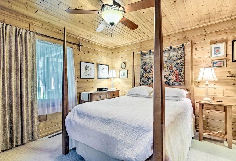 Serene Lakefront Lodge W/ Docks On 8 Acres!