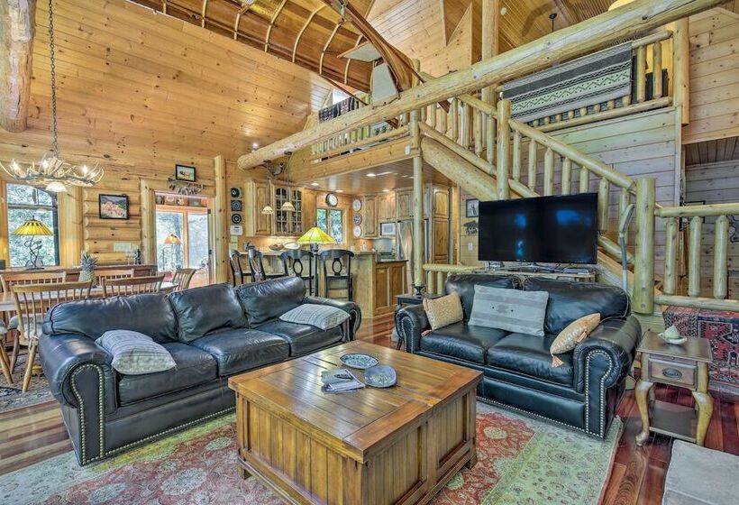 Serene Lakefront Lodge W/ Docks On 8 Acres!