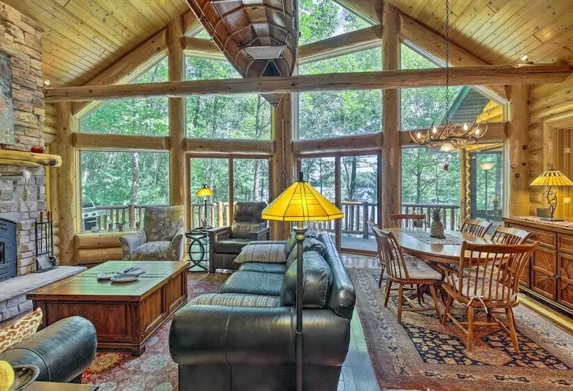 Serene Lakefront Lodge W/ Docks On 8 Acres!