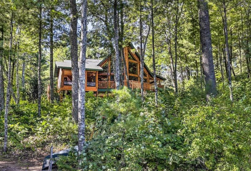 Serene Lakefront Lodge W/ Docks On 8 Acres!