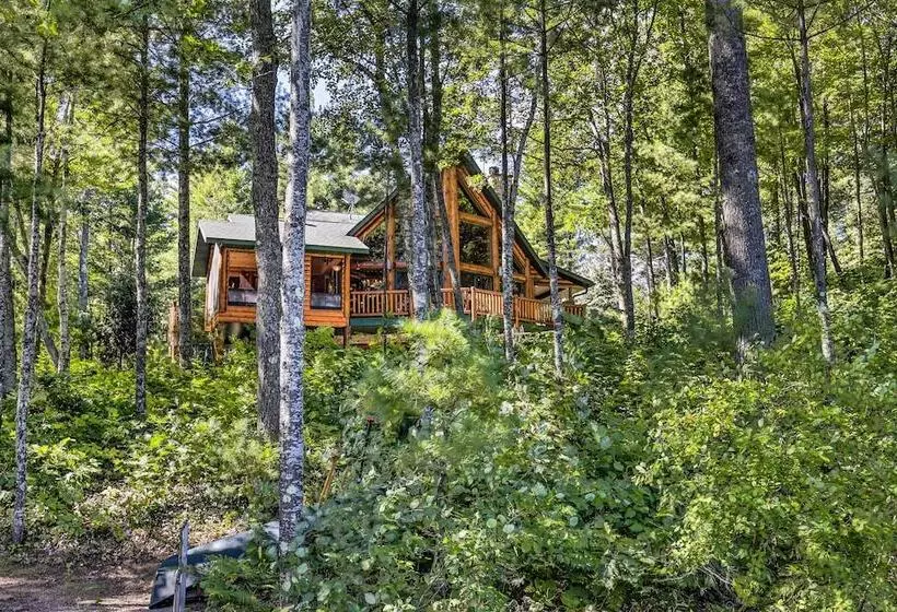 Serene Lakefront Lodge W/ Docks On 8 Acres!