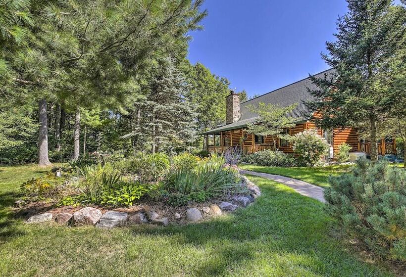 Serene Lakefront Lodge W/ Docks On 8 Acres!