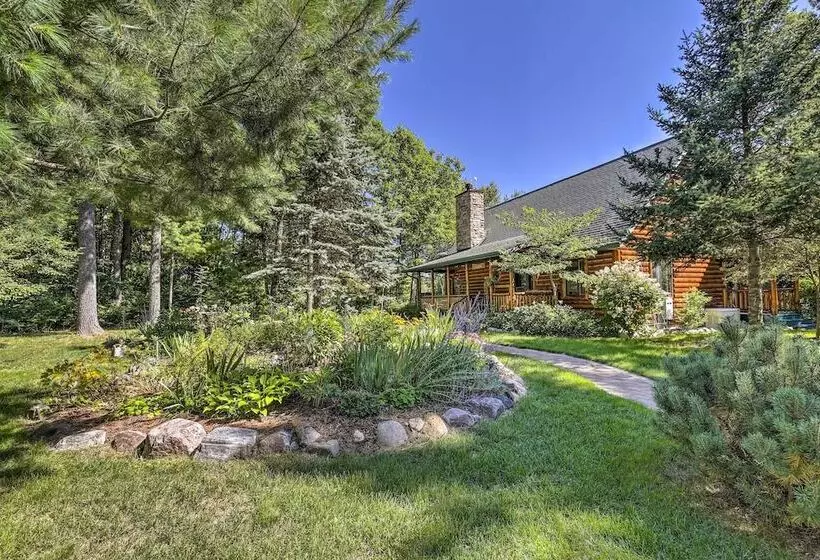 Serene Lakefront Lodge W/ Docks On 8 Acres!