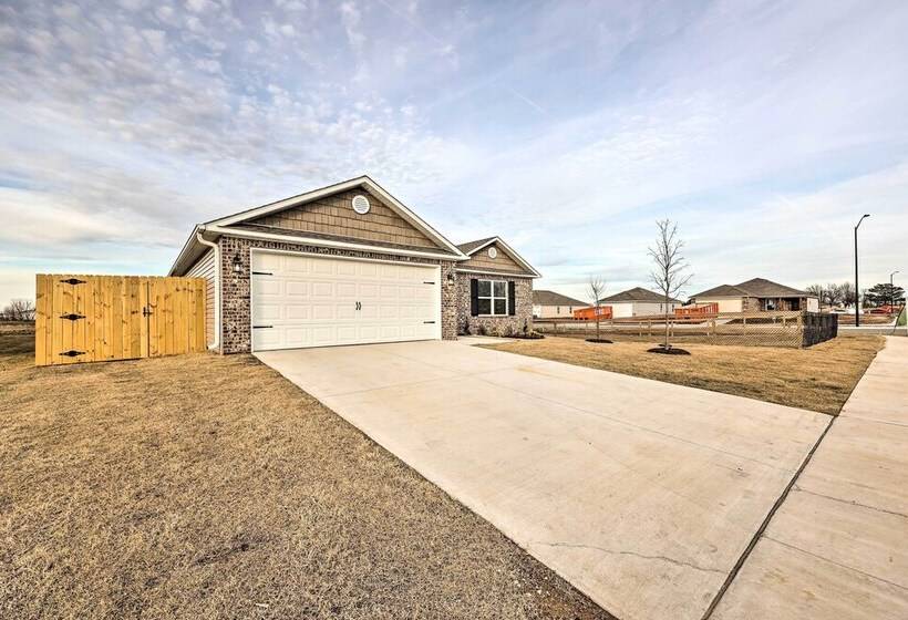 Siloam Springs Home, Close To Parks & Trails!