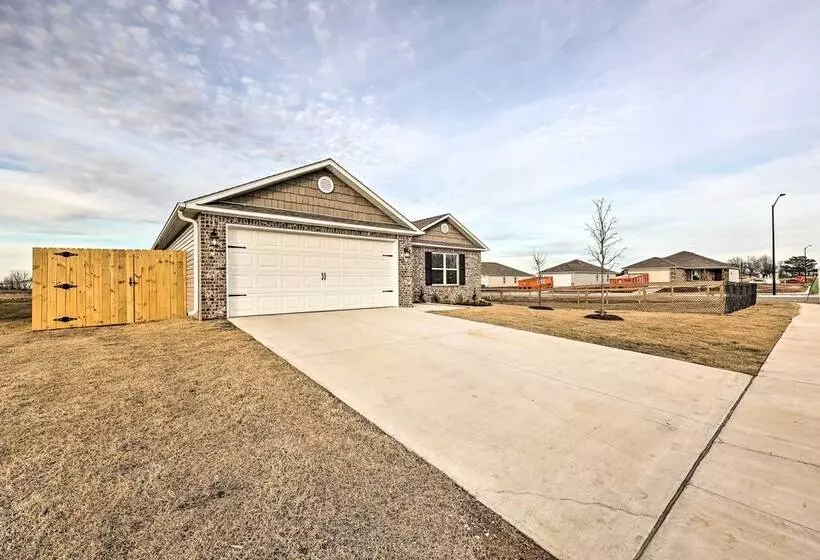 Siloam Springs Home, Close To Parks & Trails!