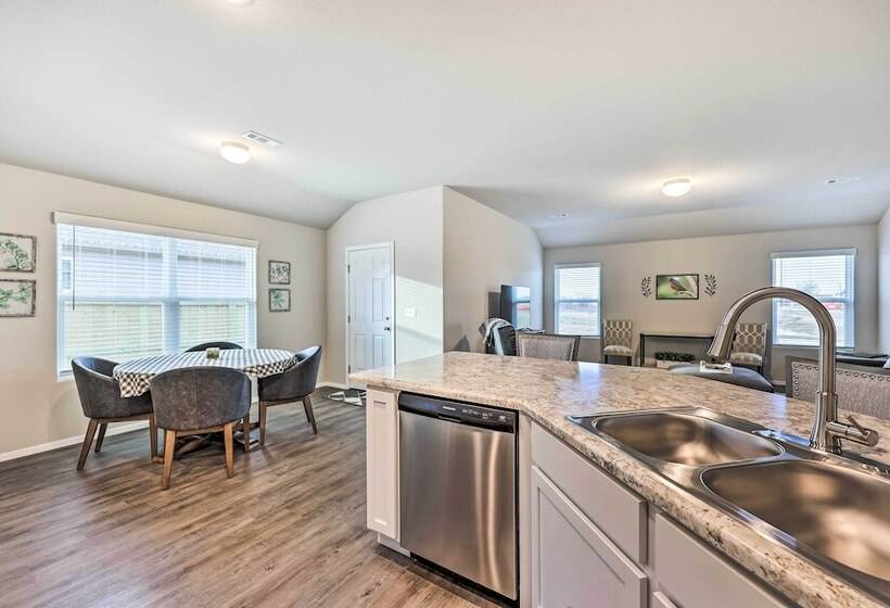 Siloam Springs Home, Close To Parks & Trails!