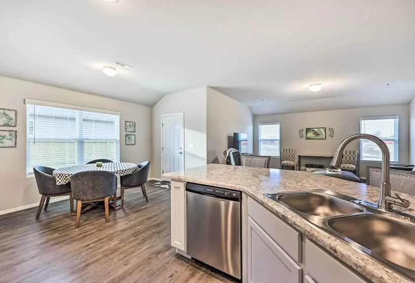Siloam Springs Home, Close To Parks & Trails!
