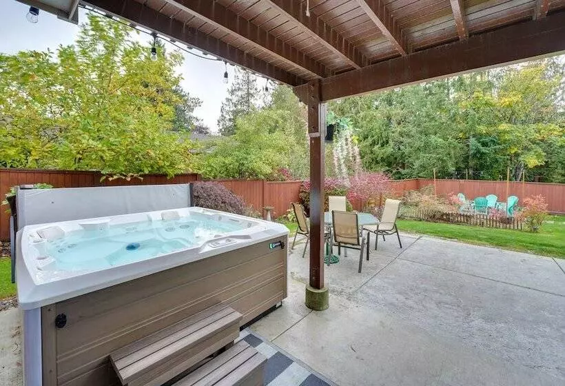 Mount Vernon Home W/ Private Hot Tub