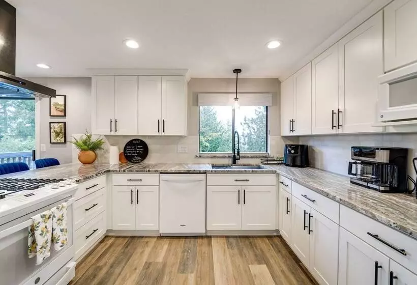 Mount Vernon Home W/ Private Hot Tub