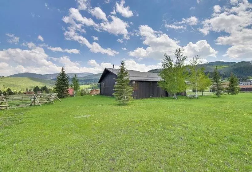 Stunning Gallatin Gateway Mountain Retreat!