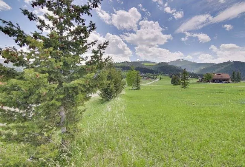 Stunning Gallatin Gateway Mountain Retreat!