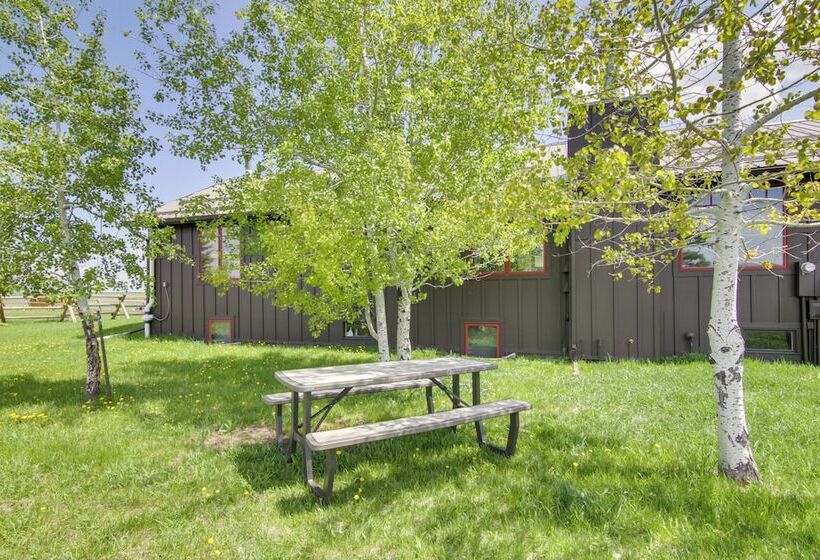 Stunning Gallatin Gateway Mountain Retreat!