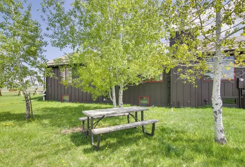 Stunning Gallatin Gateway Mountain Retreat!