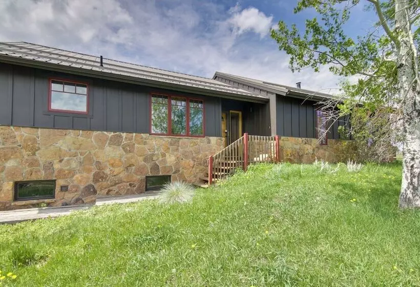 Stunning Gallatin Gateway Mountain Retreat!