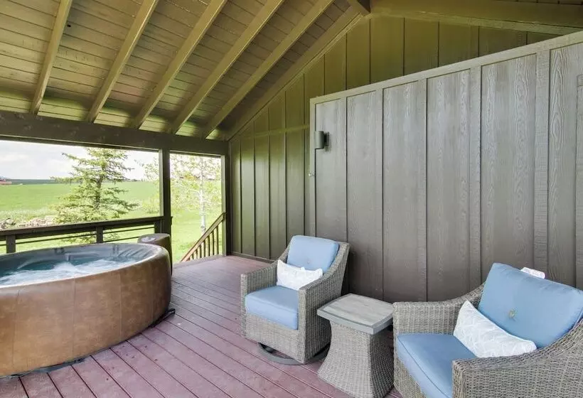 Stunning Gallatin Gateway Mountain Retreat!