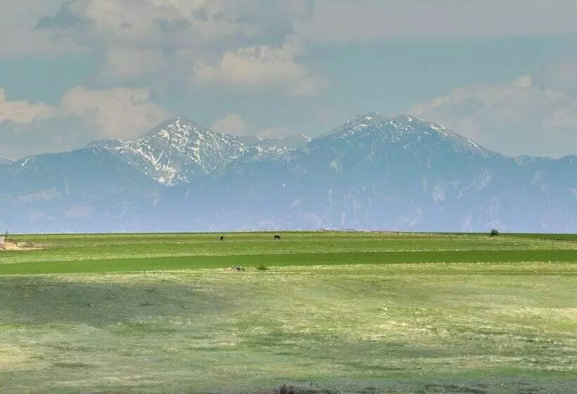 Stunning Gallatin Gateway Mountain Retreat!