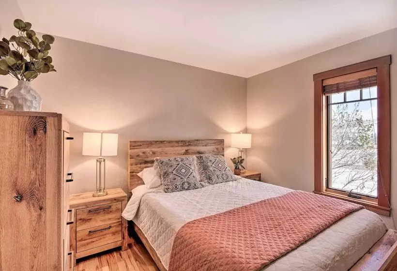 Stunning Gallatin Gateway Mountain Retreat!