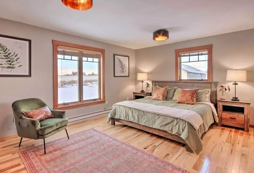 Stunning Gallatin Gateway Mountain Retreat!