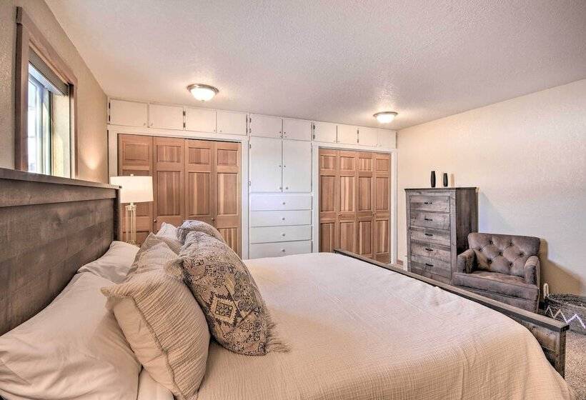 Stunning Gallatin Gateway Mountain Retreat!