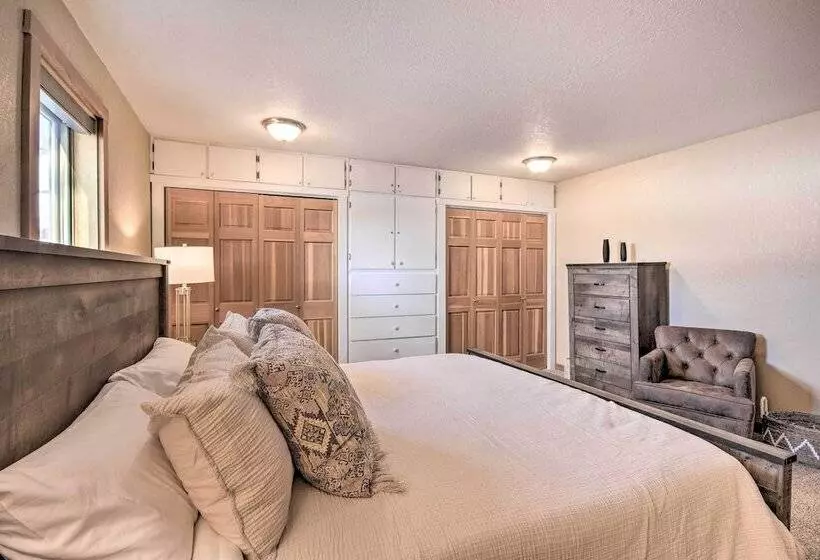 Stunning Gallatin Gateway Mountain Retreat!