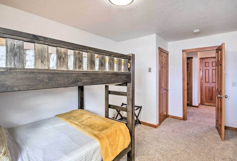 Stunning Gallatin Gateway Mountain Retreat!