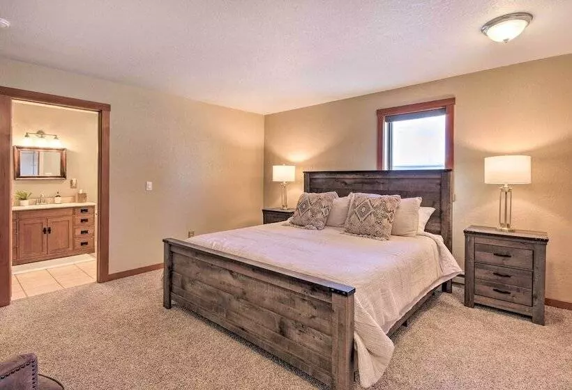 Stunning Gallatin Gateway Mountain Retreat!