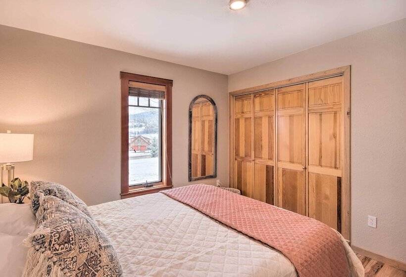 Stunning Gallatin Gateway Mountain Retreat!