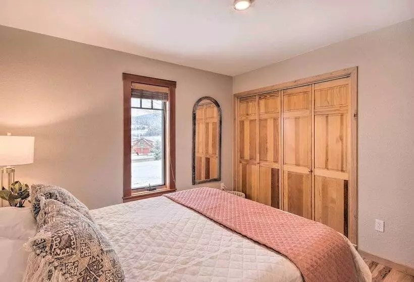 Stunning Gallatin Gateway Mountain Retreat!