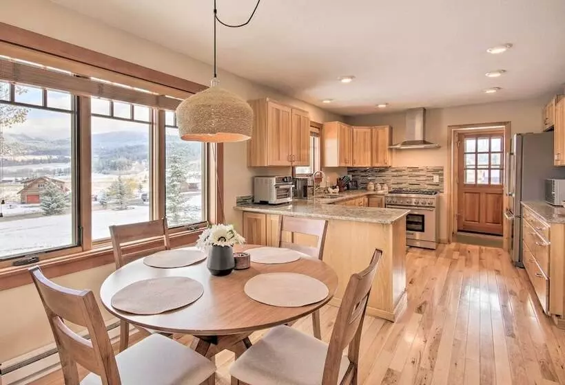 Stunning Gallatin Gateway Mountain Retreat!