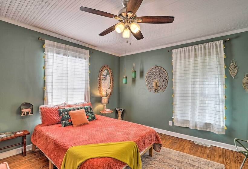 Stylish Woodfin Home W/ Backyard & Fire Pit