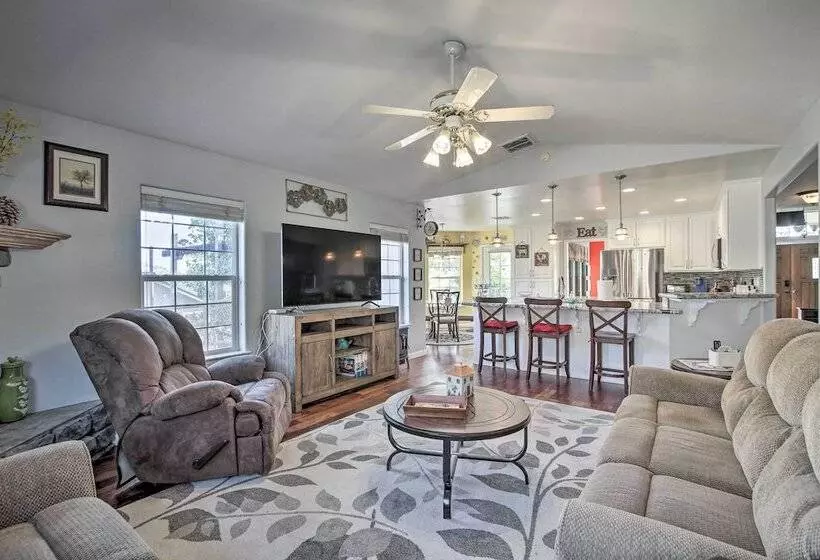 Welcoming Tehachapi Home W/ Deck & Grill!