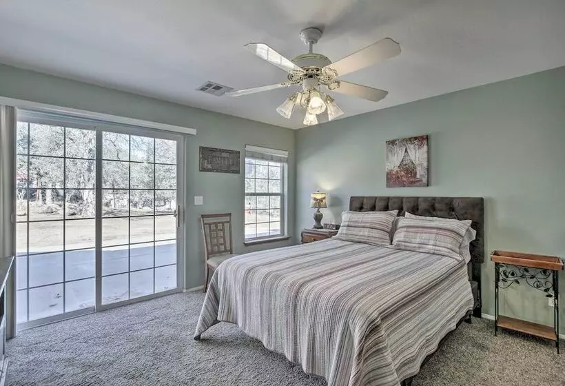 Welcoming Tehachapi Home W/ Deck & Grill!