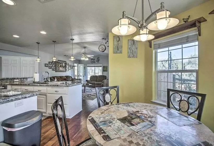 Welcoming Tehachapi Home W/ Deck & Grill!