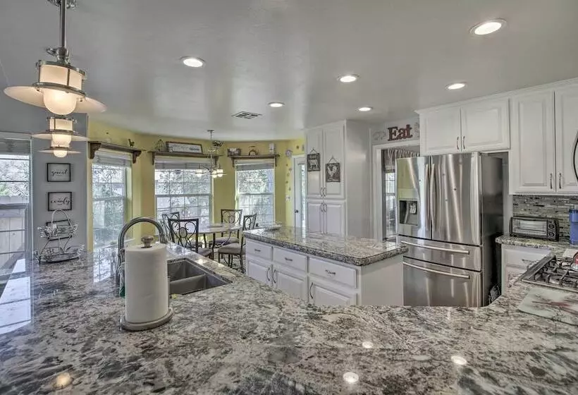 Welcoming Tehachapi Home W/ Deck & Grill!