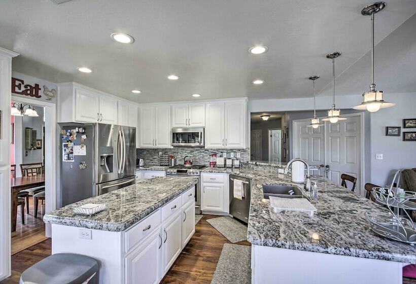 Welcoming Tehachapi Home W/ Deck & Grill!