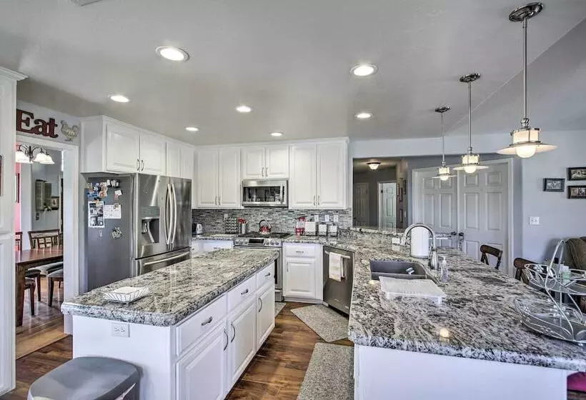 Welcoming Tehachapi Home W/ Deck & Grill!