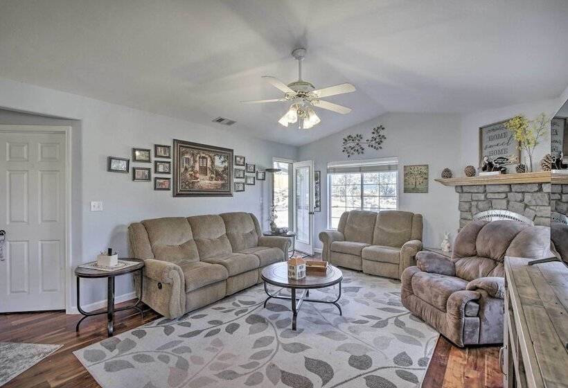 Welcoming Tehachapi Home W/ Deck & Grill!