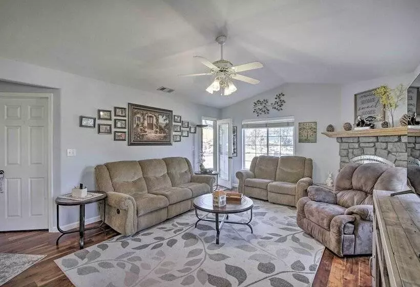 Welcoming Tehachapi Home W/ Deck & Grill!