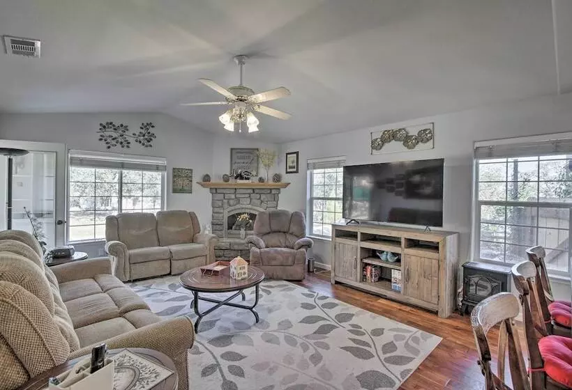 Welcoming Tehachapi Home W/ Deck & Grill!