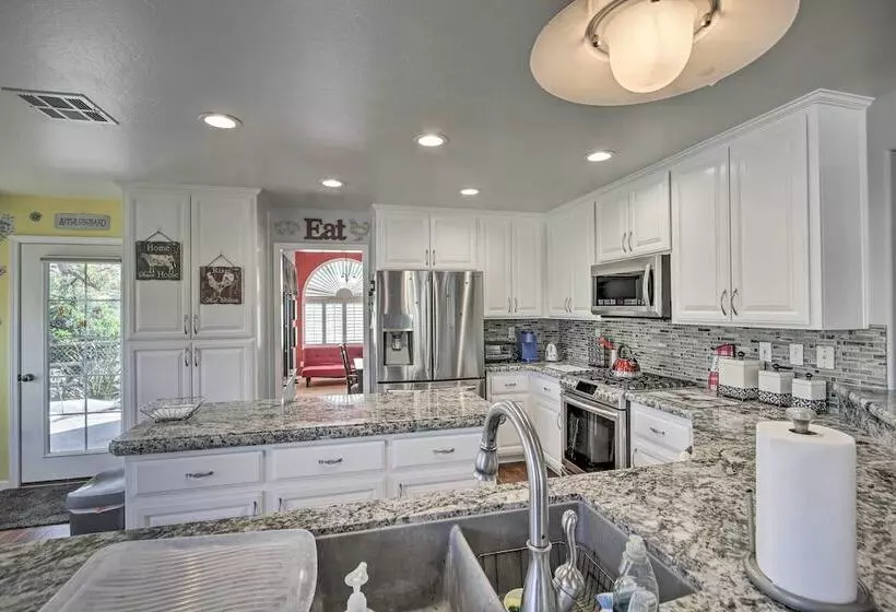 Welcoming Tehachapi Home W/ Deck & Grill!