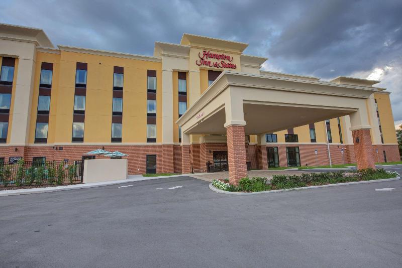 Отель Hampton Inn & Suites Tampa Busch Gardens Area