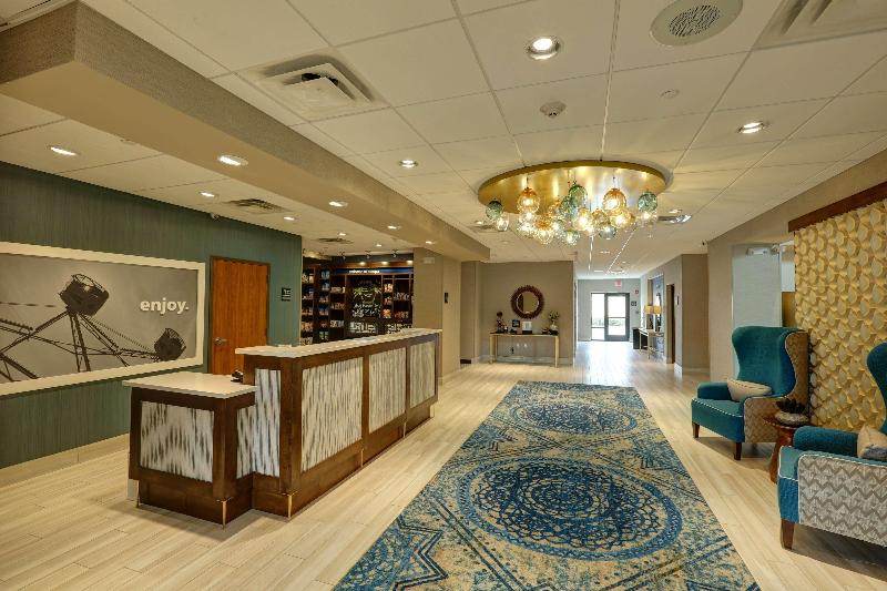 Отель Hampton Inn & Suites Tampa Busch Gardens Area