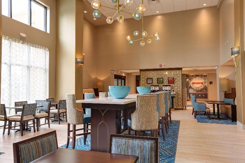 Отель Hampton Inn & Suites Tampa Busch Gardens Area