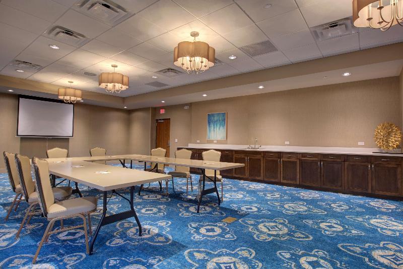 Отель Hampton Inn & Suites Tampa Busch Gardens Area